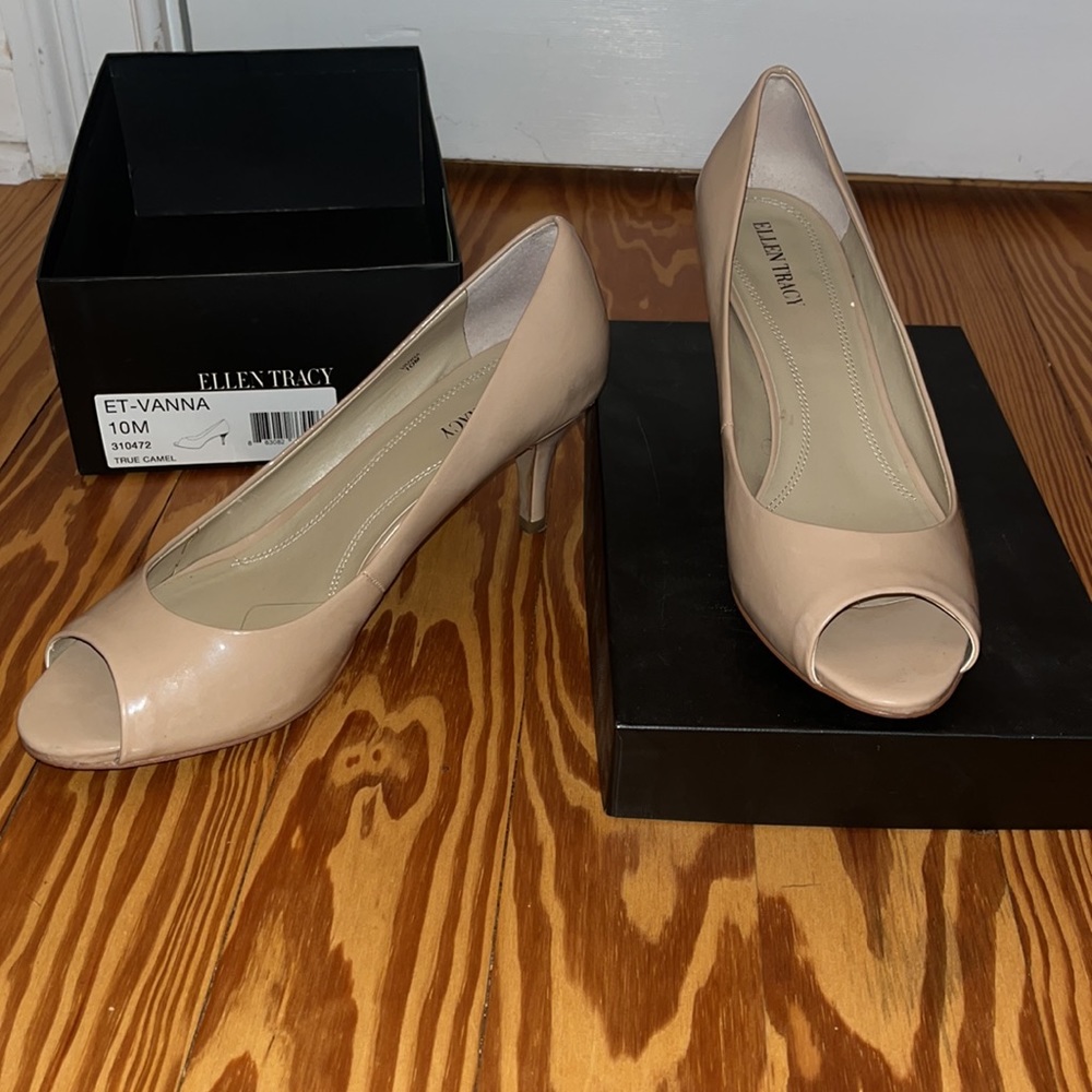 Patent peep toe pump